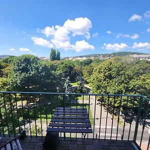 Sunny Panorama Flat Near Castle With Balcony Apartman